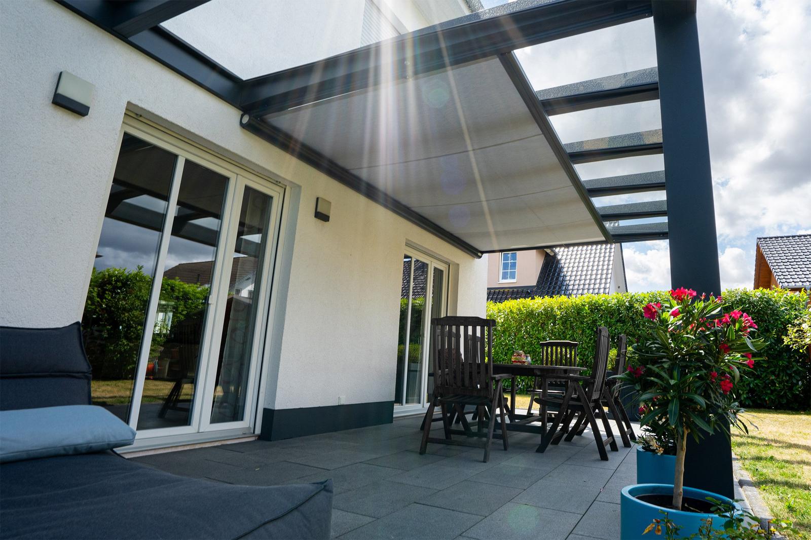 Moderner Glas-Wintergarten am Pool von WIGA Flair in Halle Saale