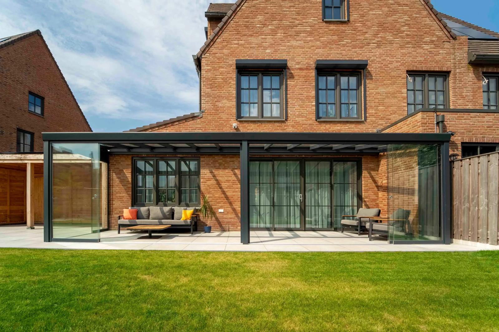 Großzügiger Glas-Wintergarten als Wohnraumerweiterung von WIGA Flair in Leipzig